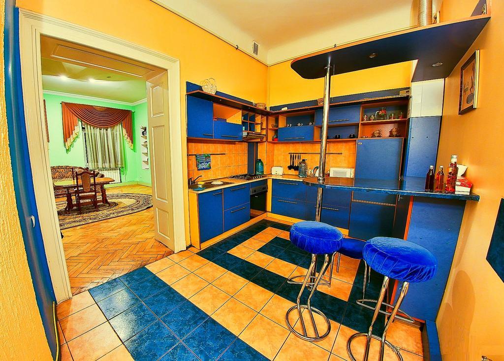 Apartments On Valova 25 Lviv Buitenkant foto