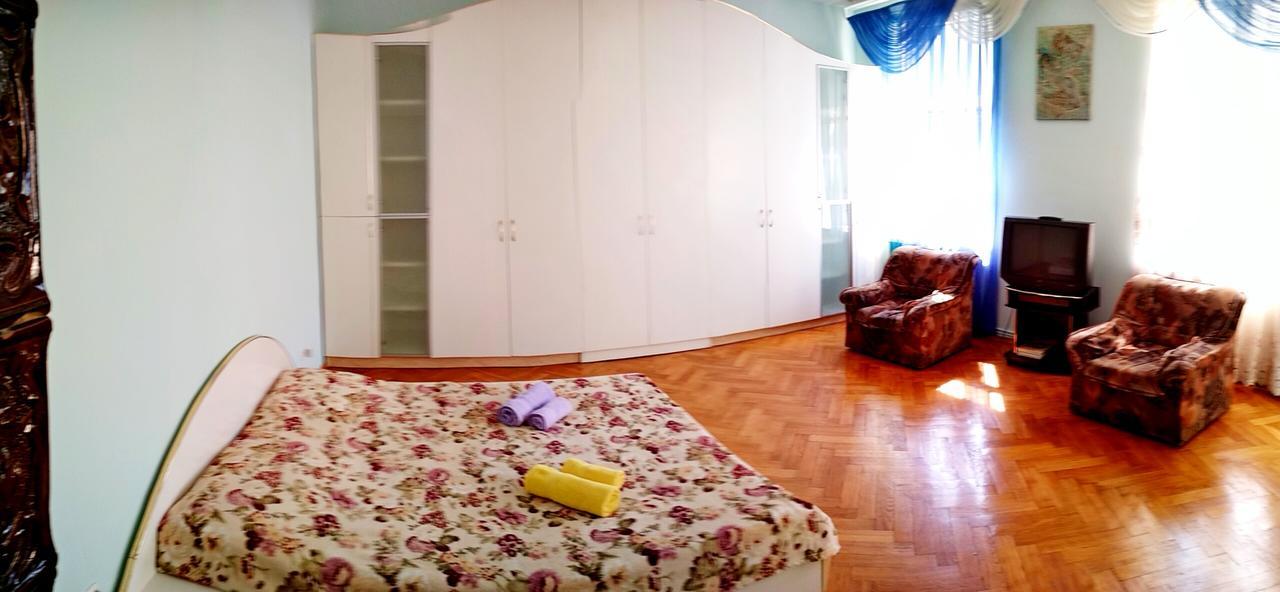 Apartments On Valova 25 Lviv Buitenkant foto