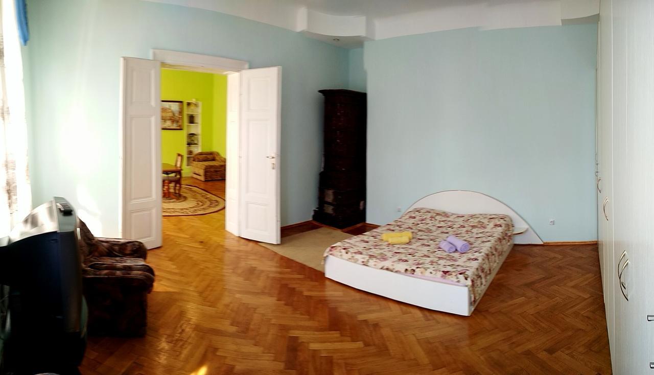 Apartments On Valova 25 Lviv Buitenkant foto