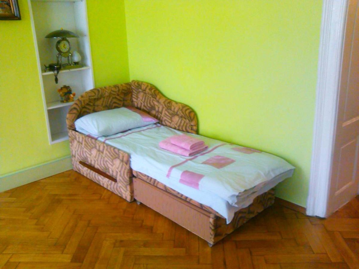 Apartments On Valova 25 Lviv Buitenkant foto