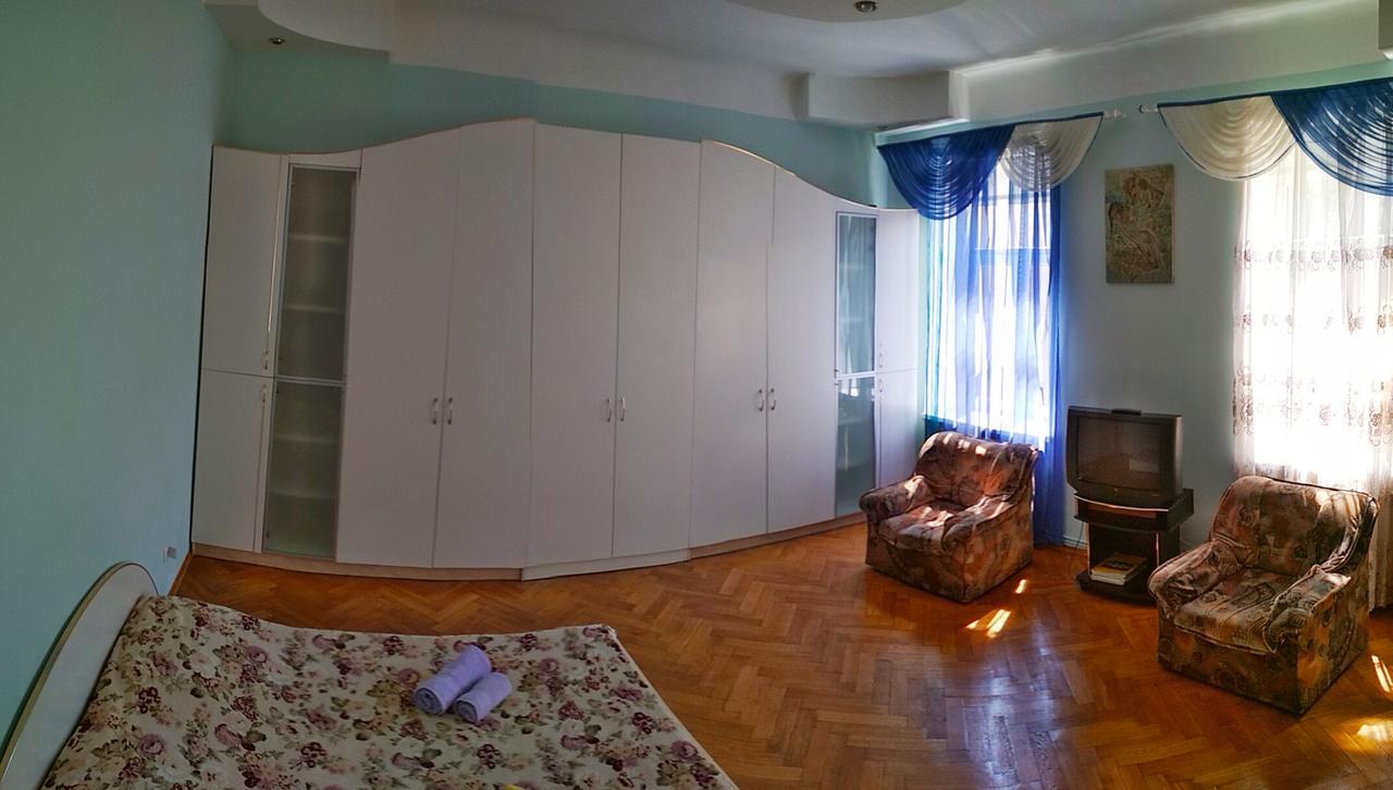 Apartments On Valova 25 Lviv Buitenkant foto